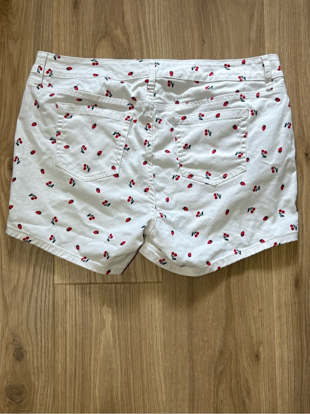 Torrid White Denim Strawberry & Cherry Print Shorts Size 14 - Picture 2 of 4